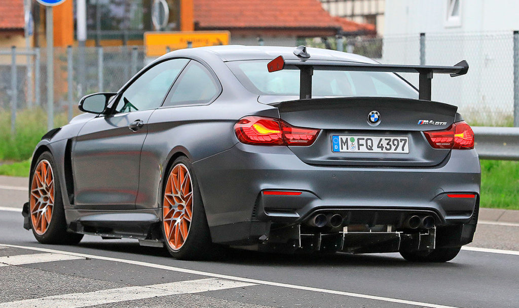 O BMW M4 CSL trata-se de uma edição limitada focada para o prazer de condução. O modelo vai equipar uma caixa manual, contar com tração traseira e claro mais cavalos debaixo do capot.
