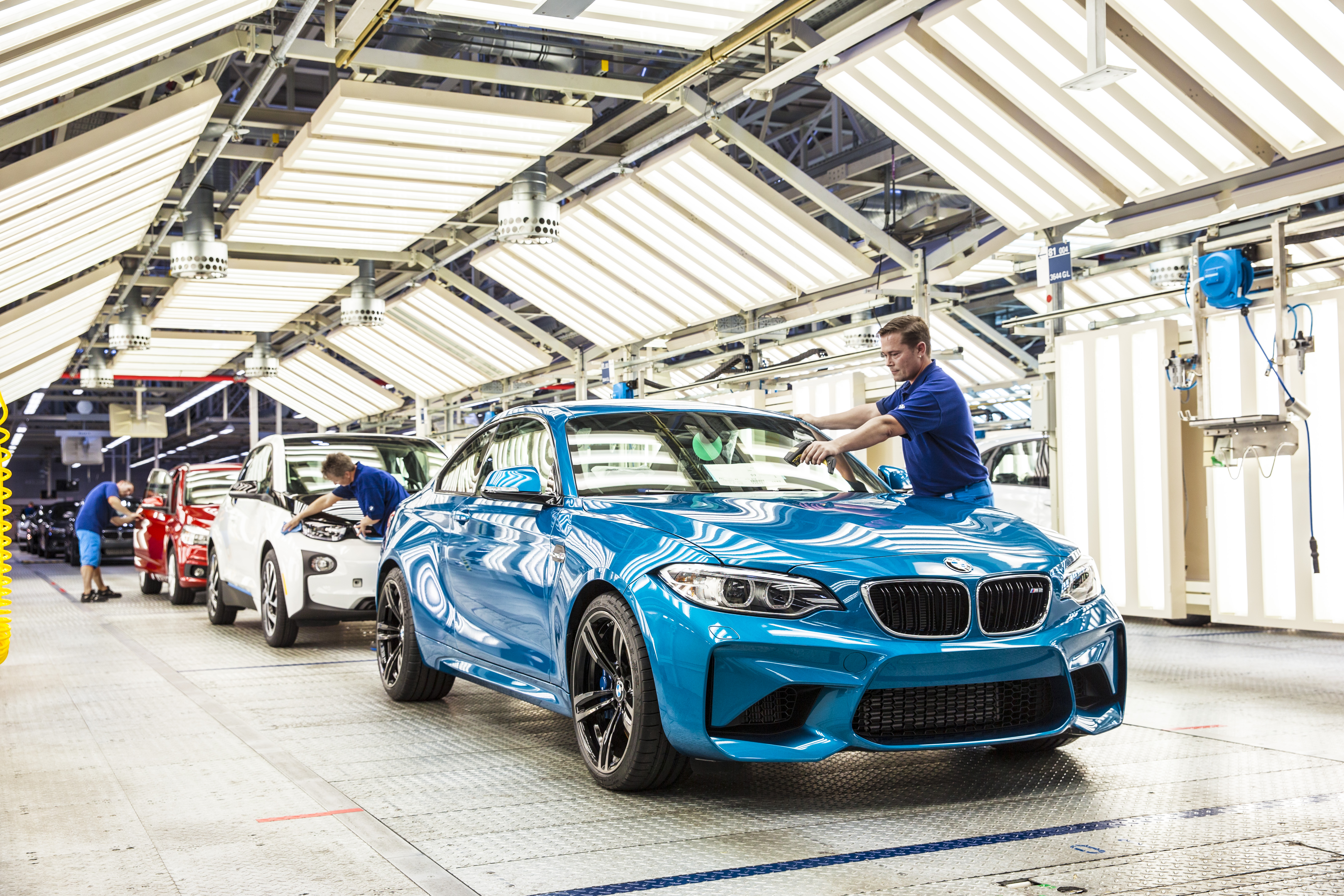 Заводи машину. BMW zavod. BMW m2 Coupe производство. БМВ Бавария автозавод. БМВ m3 на заводе.