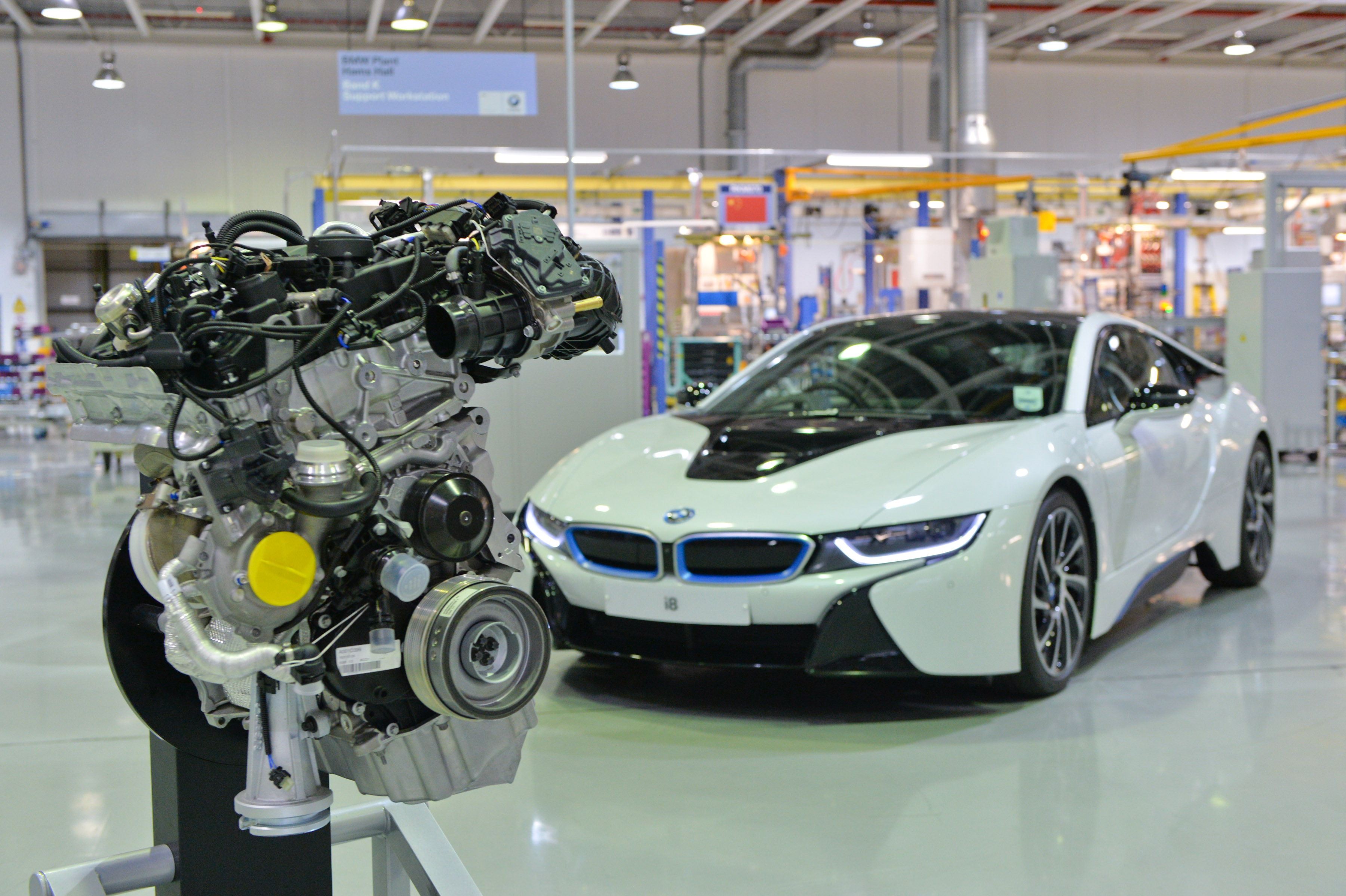 Рейтинг двигателей. BMW i8 мотор. BMW i8 на электродвигателе. Мотор БМВ ай 8. БМВ С электродвигателем i8.