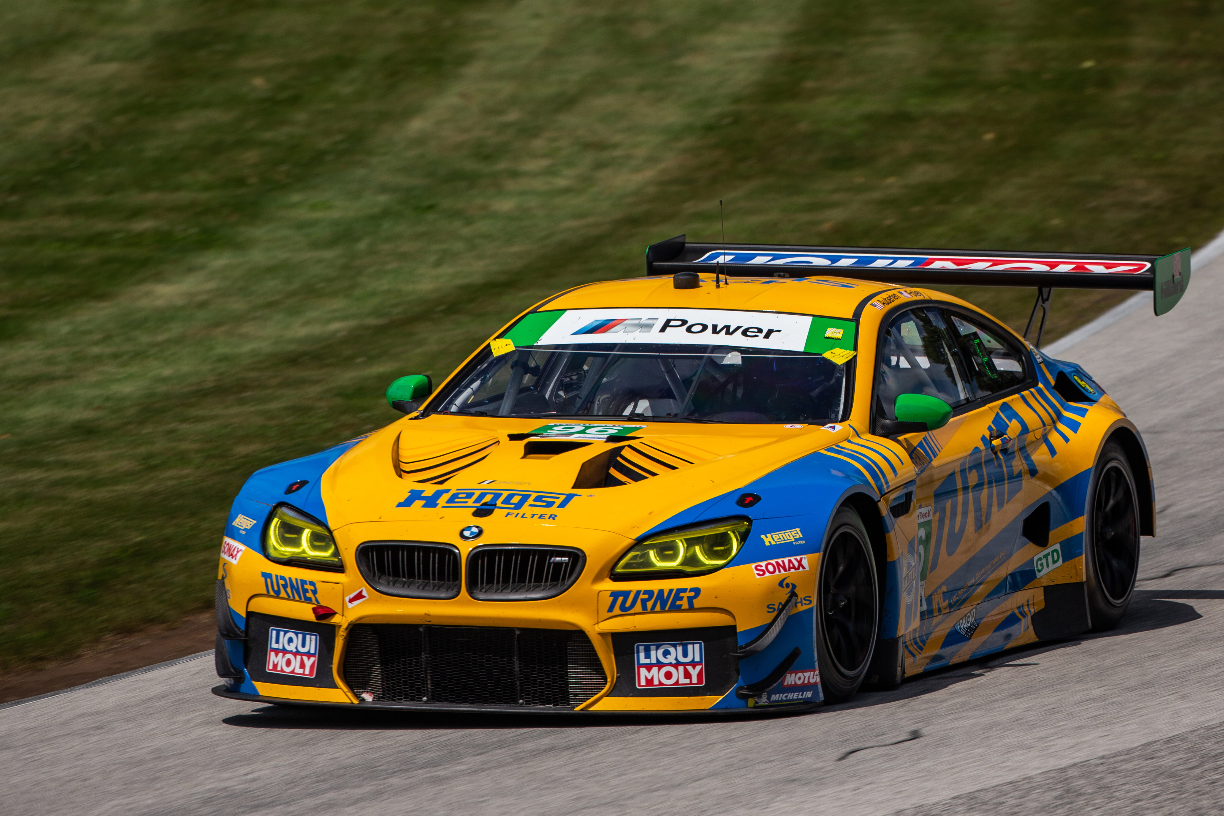 Гоночный автомобиль выезжает. BMW m8 GTLM #24 IMSA Michelin gt Challenge Edwards/KROHW 2018. BMW m8 GTLM #24 IMSA Michelin gt Challenge Edwards/KROHW 2018 1 43. БМВ м8 гте максимальная скорость.