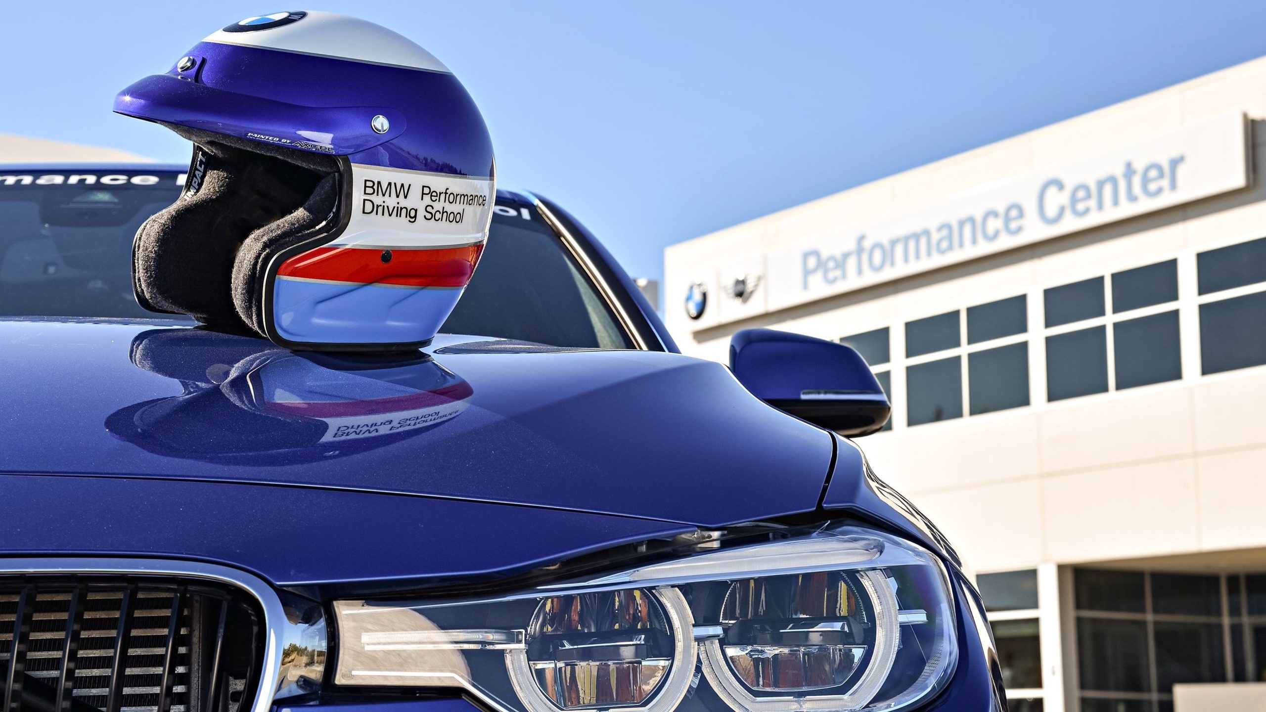 Driver performance. БМВ экспириенс. BMW Performance Driving School. BMW И Mini Driving experience. BMW Performance Center.