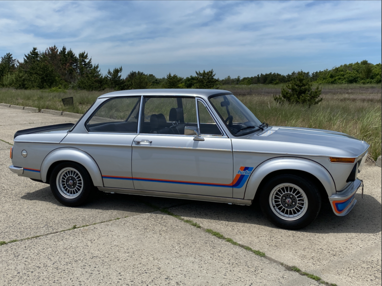  Exhibición de chasis de coleccionista: 1975 BMW 2002 Turbo - BimmerLife